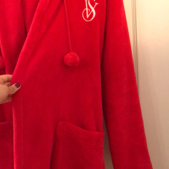 Red VS robe - Picture 4 of 5